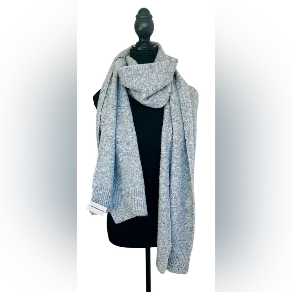 🧣Women’s RW&CO Light Grey Warm Winter Scarf, NWT🧣